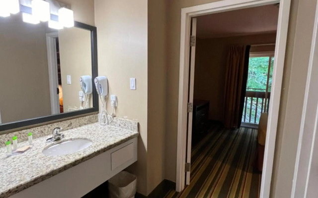 Jolly Roger Inn & Resort