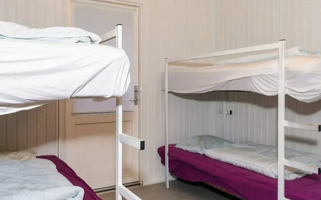 Holiday Home With Shared Kitchen & Bathroom