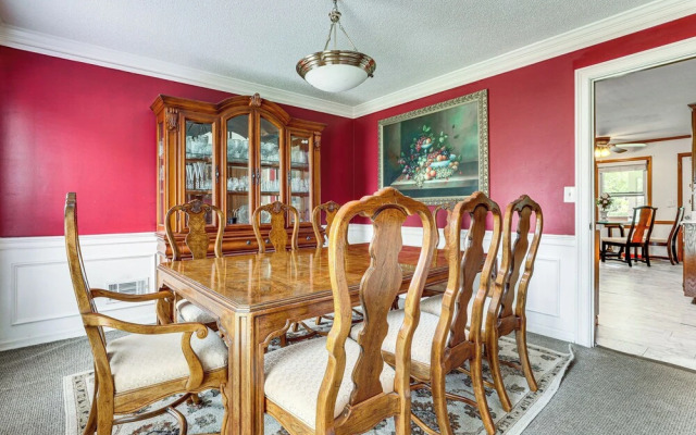 Pet-friendly House w/ Deck in Lawrenceville