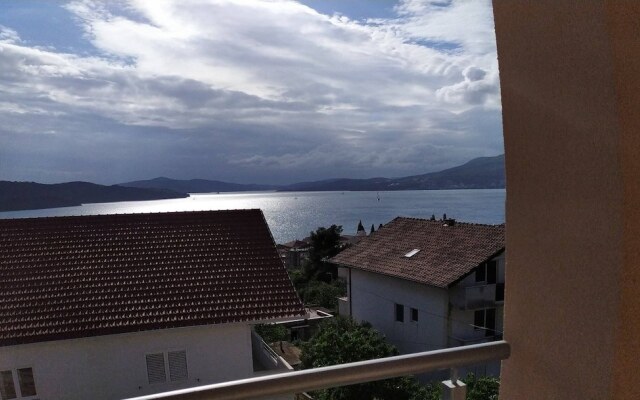 Charming 2-bed Apartment in Okrug Gornji