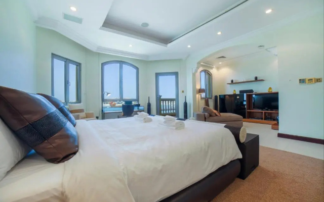 Deluxe 4BR Palm Villa With Private Beach and Pool with Complimentary Golf