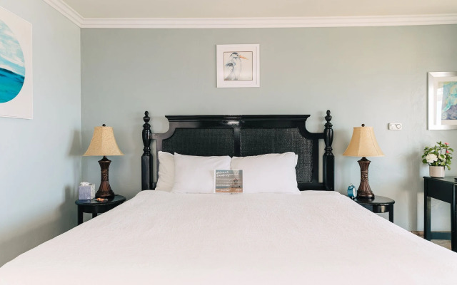 Seaside Laguna Inn & Suites