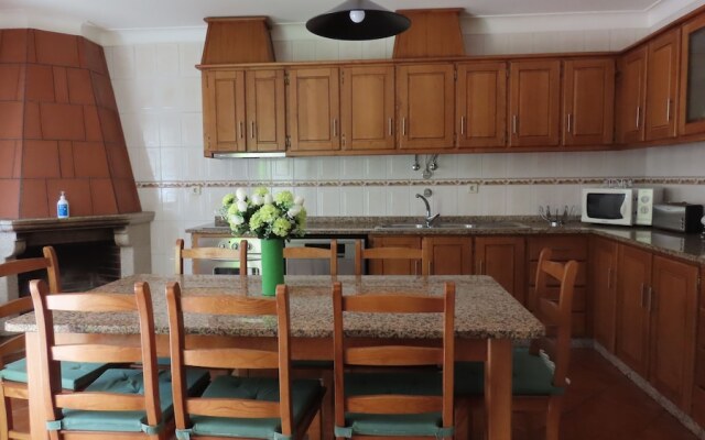Lovely 3-bed House in Queimada Ideal for Families