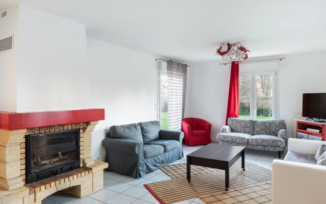 Tranquil Holiday Home in Englesqueville-la-percee With Garden