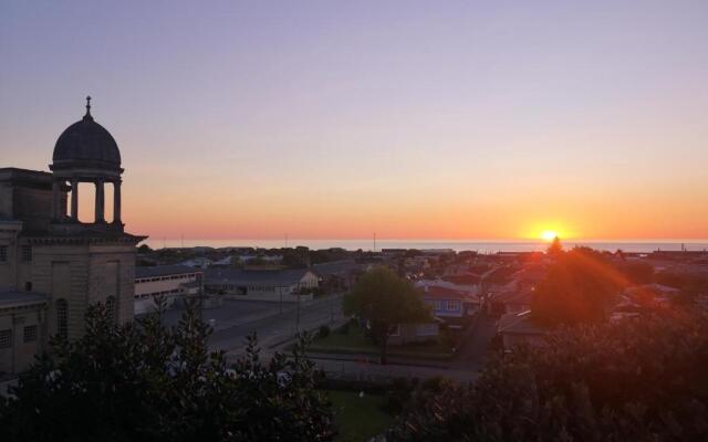 Hello Seaview! 4 BRs House in Central Location!
