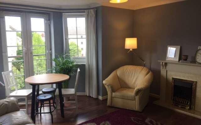 Bright 2 Bedroom Apartment With Parking in Edinburgh