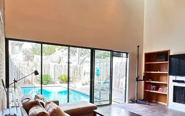 Poolside Comfort in Montrose