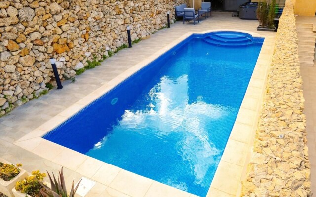 3 Bedroom Apartment With Private Pool and hot tub