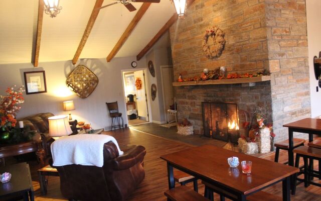 Cliff Dwellers Inn