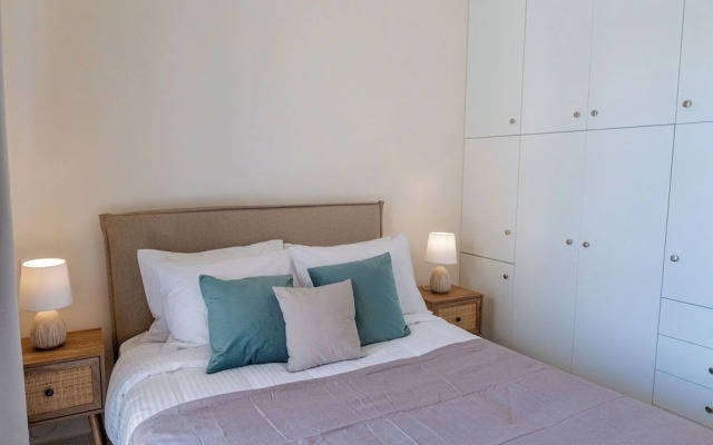 Phaedrus Living: Seaside Thalassa Cretan 201