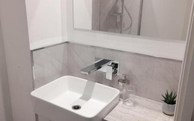 2-bedroom apartment *NR CITY CENTRE WITH PARKING*