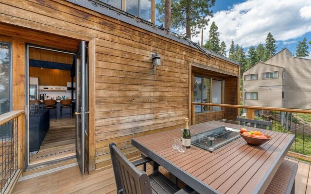 Lake View, Firepit, Game Room Remodeled Lake Tahoe Luxury Cabin by Avantstay