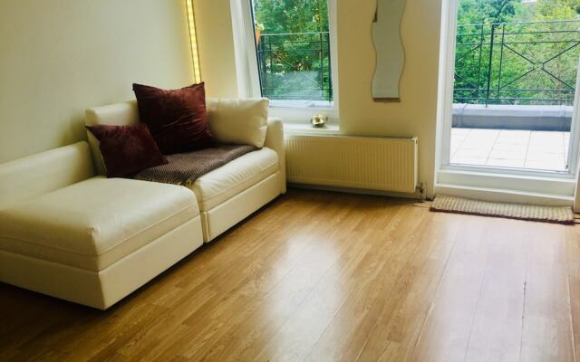 Bright 1 Bed Flat in West Hampstead With Balcony