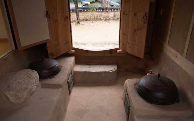 Jukheon Traditional House