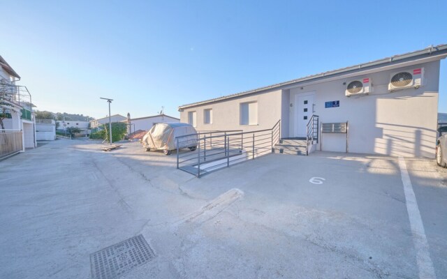 Queen's Lodge Mastrinka by Litto