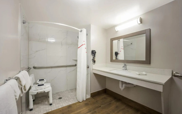 Red Roof Inn & Suites Thomasville