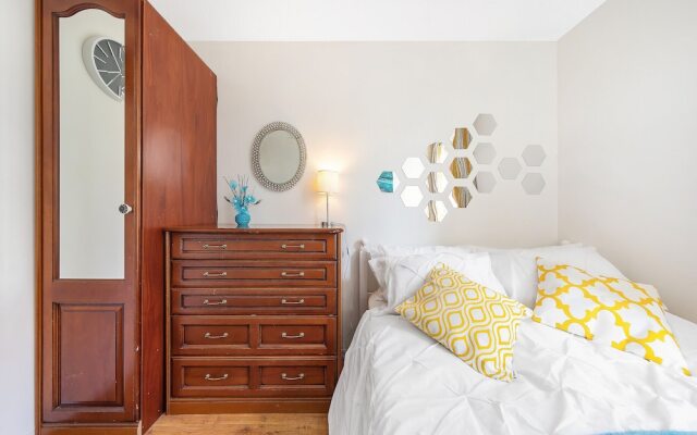 Canton Street - Deluxe Guest Room 4