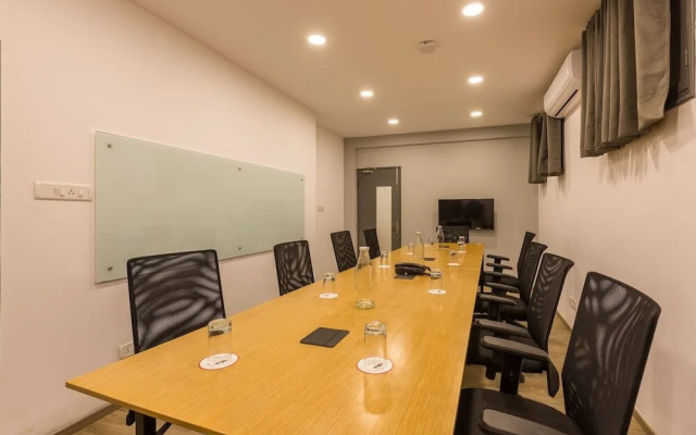 16 Square Luxury Suites & Boutique