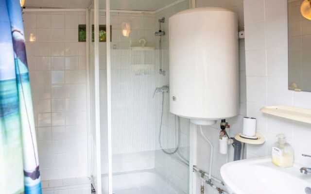 Idyllic Lakeside Cottage