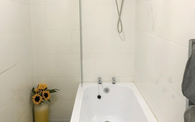 Welcoming Spacious 2-bedroom House in St Helens