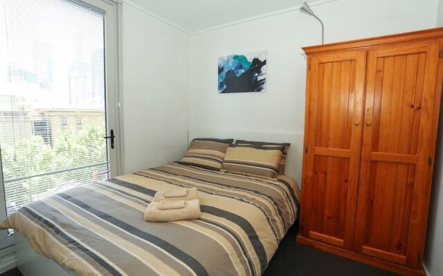 2 Beds 1 Bath beside QV Melbourne