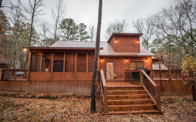 All Decked Out Cabin in the Woods With Fireplace, Bbq, and Swing Bed by Redawning