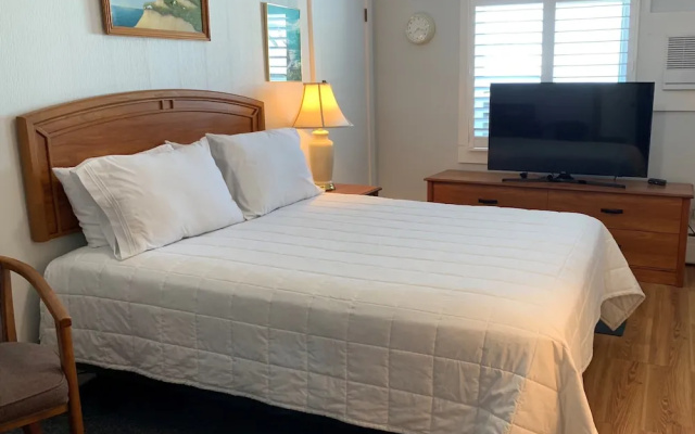 Vineyard Harbor Motel - Private Beach