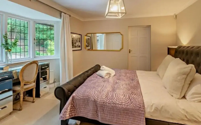 Luxury Riverside Mansion in Marlow