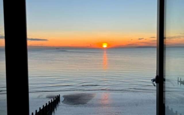 The Sea House - Ultimate Seafront Living Sunsets