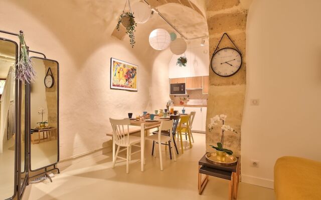 New Stunning 4 Bdrs Apt, With AC – Le Marais