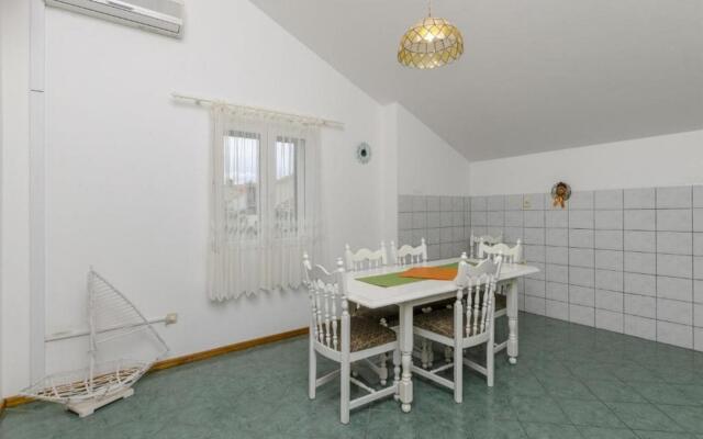 Mate 1 - 130 M From Sea - A1 Zeleni(2+2)