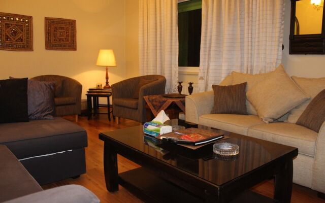 Beautiful 2 BR Apt Quiet & Private