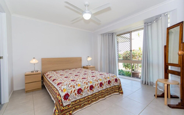 Lowset home on the canal - Dolphin Dr, Bongaree