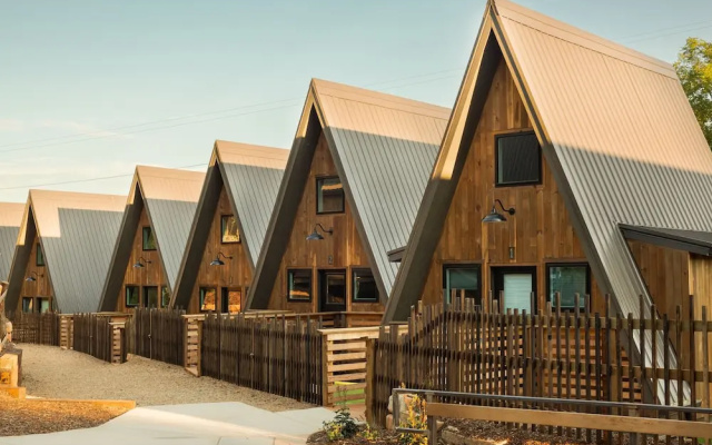 Wrong Way River Lodge & Cabins