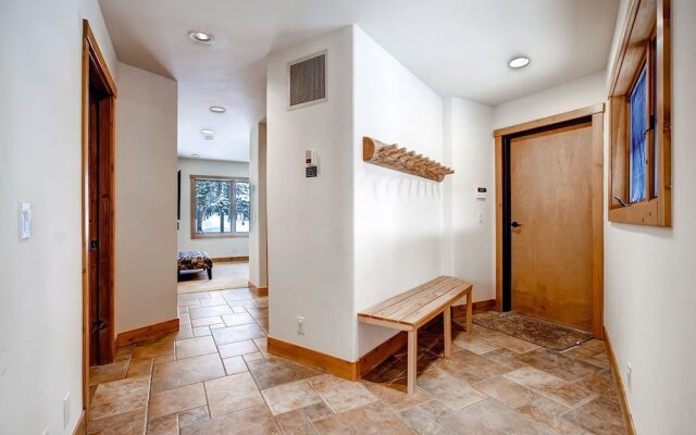 Dunkin Hill Lodge 5 Bedroom Home by RedAwning