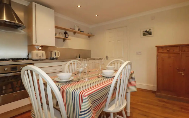 6 Trelawney Court