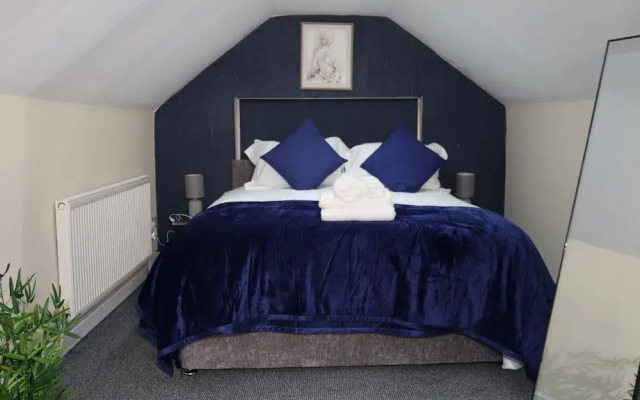 Nottingham - 5 Beds - Sleeps 11 - Garden - Parking