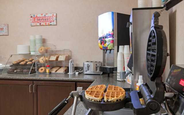 Travelodge by Wyndham Kamloops Mountview