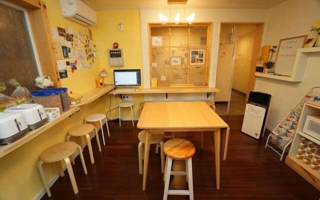 710 Guesthouse Yellow