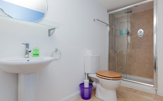 3 Bedroom Flat Near Leith