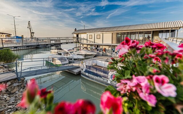 Yachter Club Modra Cajka