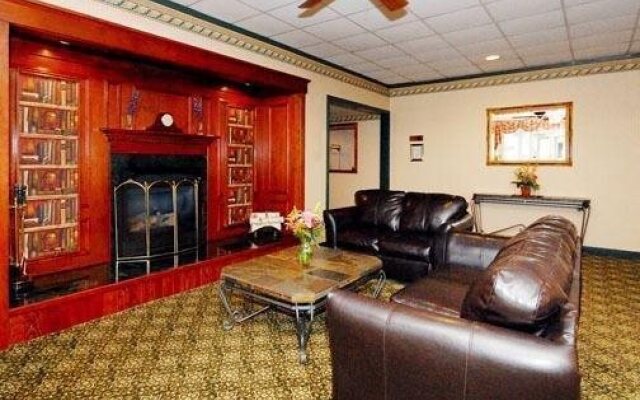 Econo Lodge Inn & Suites