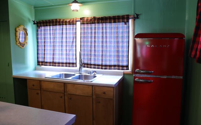 Hicksville Pines Chalets & Motel