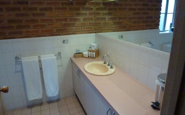 BEST WESTERN Colonial Motor Inn