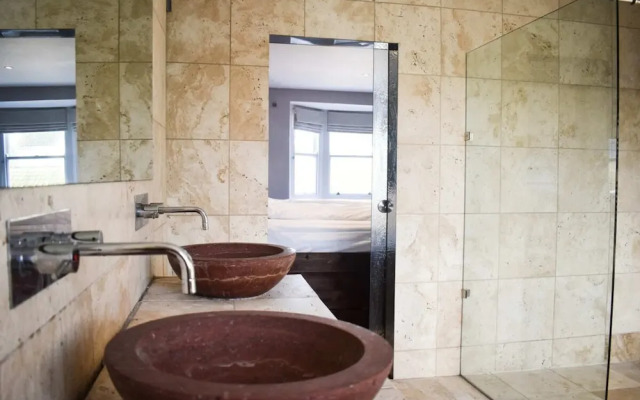 Stylish & Spacious Studio Next to Beach