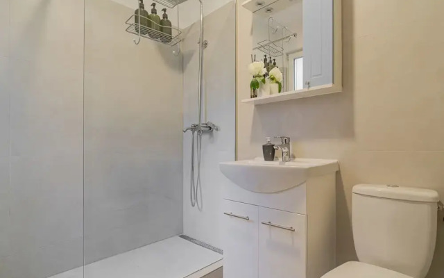Charming 2BR Apartment - Steps to Romanian Athenaeum