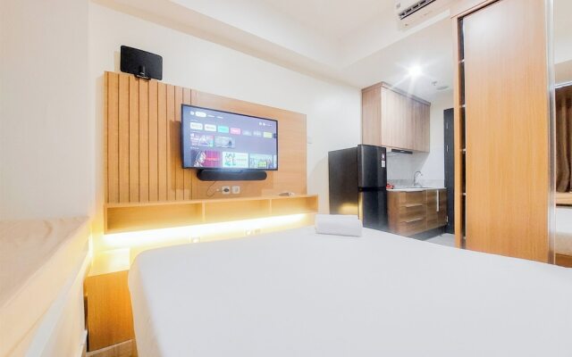 Homey And Cozy Living Studio At Collins Boulevard Apartment
