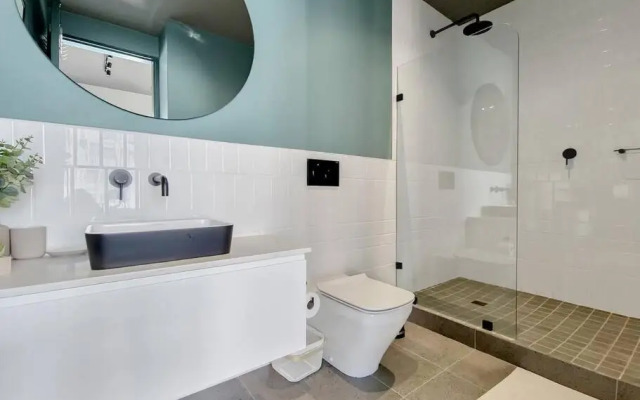 City Bowl Apartment with Rooftop Pool!