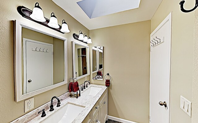 1465 Brier Home - 3 Br Home