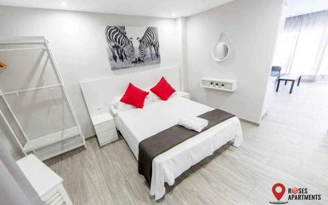 Roses Apartments Red Loft vista mar lateral